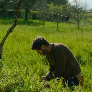 La villa portoghese: Manolo Solo al lavoro nel campo