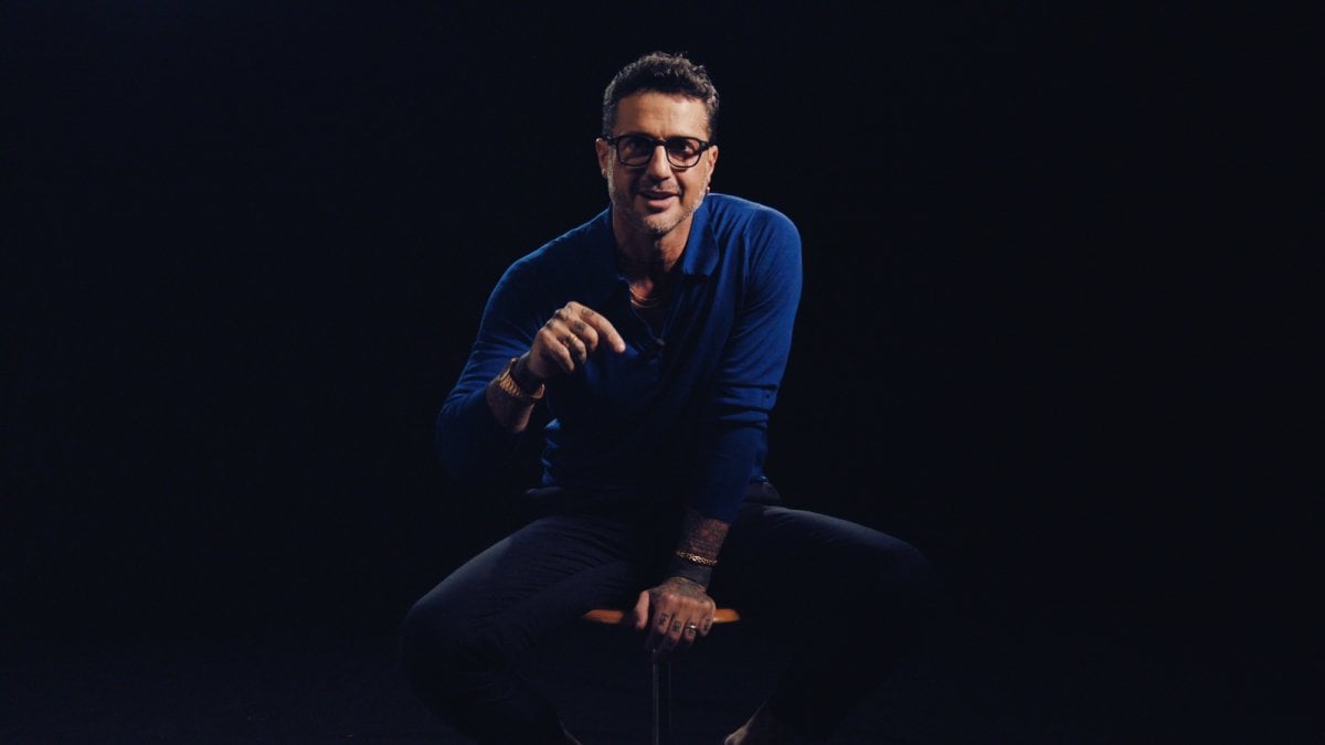 non credo a nulla fabrizio corona senza filtri nel trailer della serie netflix io sono notizia