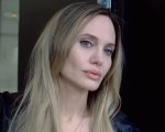 Angelina Jolie è una regista in difficoltà nel trailer di Couture