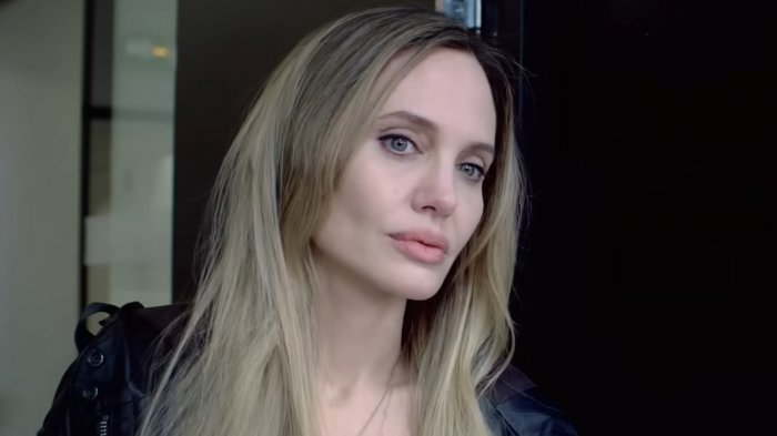Angelina Jolie è una regista in difficoltà nel trailer di Couture