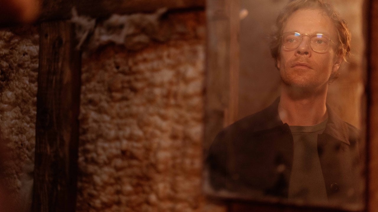 Perché Girl Taken è una serie crime diversa dalle altre? Ce lo spiegano Alfie Allen e Jill Halfpenny