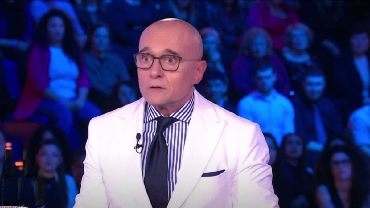 Alfonso Signorini, la risposta "muta" a Corona e Medugno: il gesto nell’ultimo editoriale su CHI