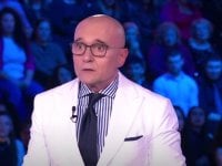 Alfonso Signorini, la risposta 'muta' a Corona e Medugno: il gesto nell'ultimo editoriale su CHI