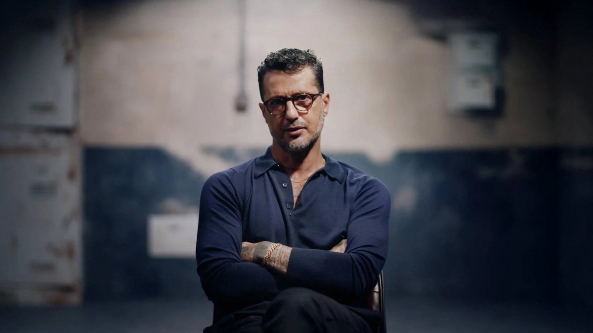 fabrizio corona recensione della serie netflix io sono notizia ossessioni e misfatti di un nemico pubblico