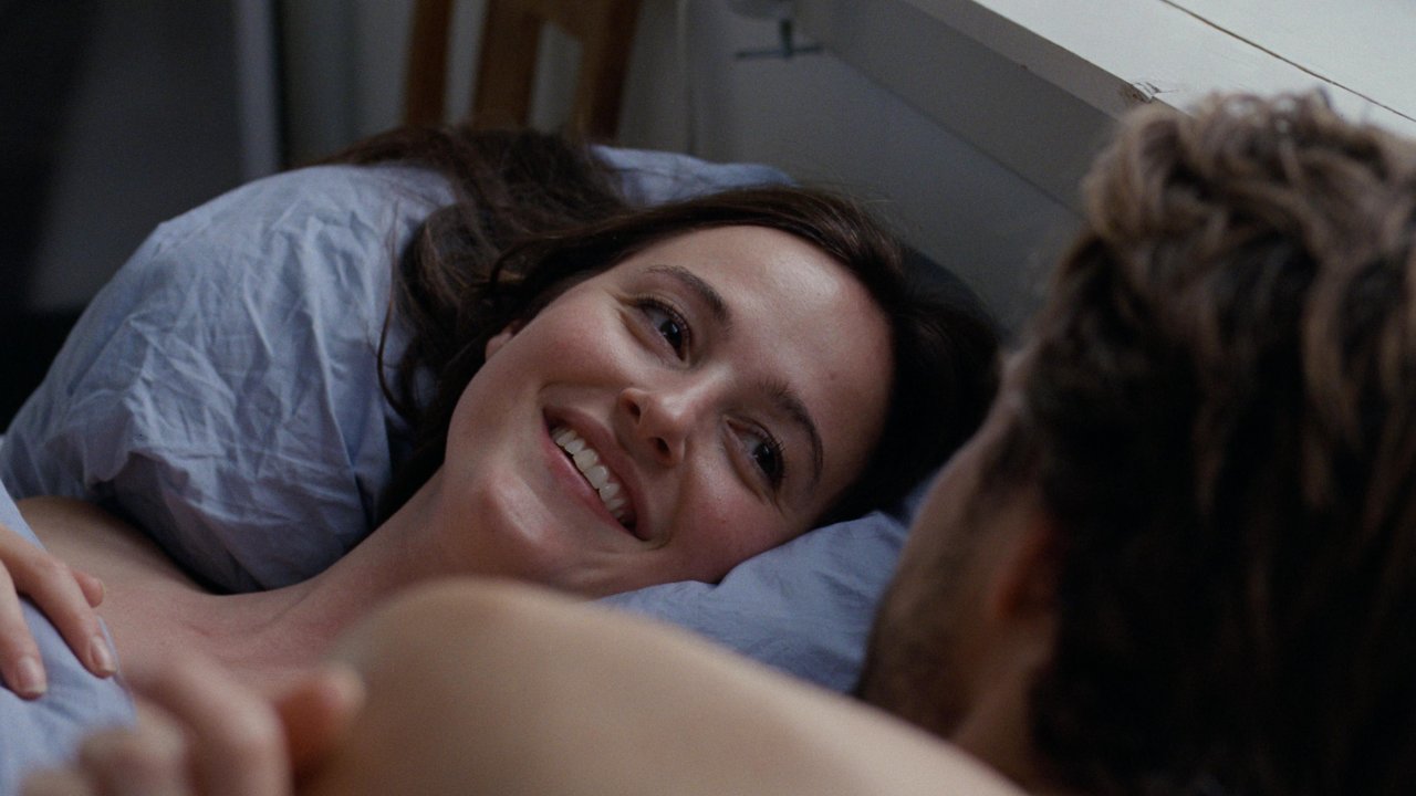 Renate Reinsve in una scena intima