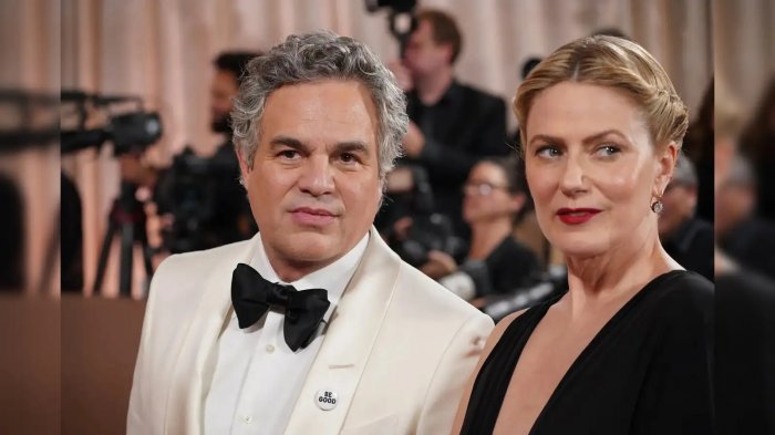 Golden Globes 2026, le star protestano contro l’ICE: spille con le scritte ICE OUT in omaggio a Renee Good