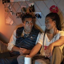 Un momento di sfogo tra Harper e Hari in Industry