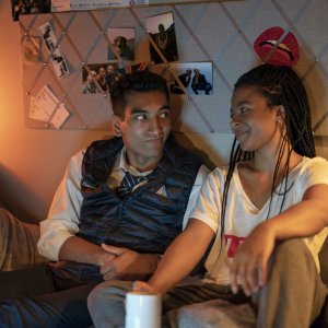 Un momento di sfogo tra Harper e Hari in Industry