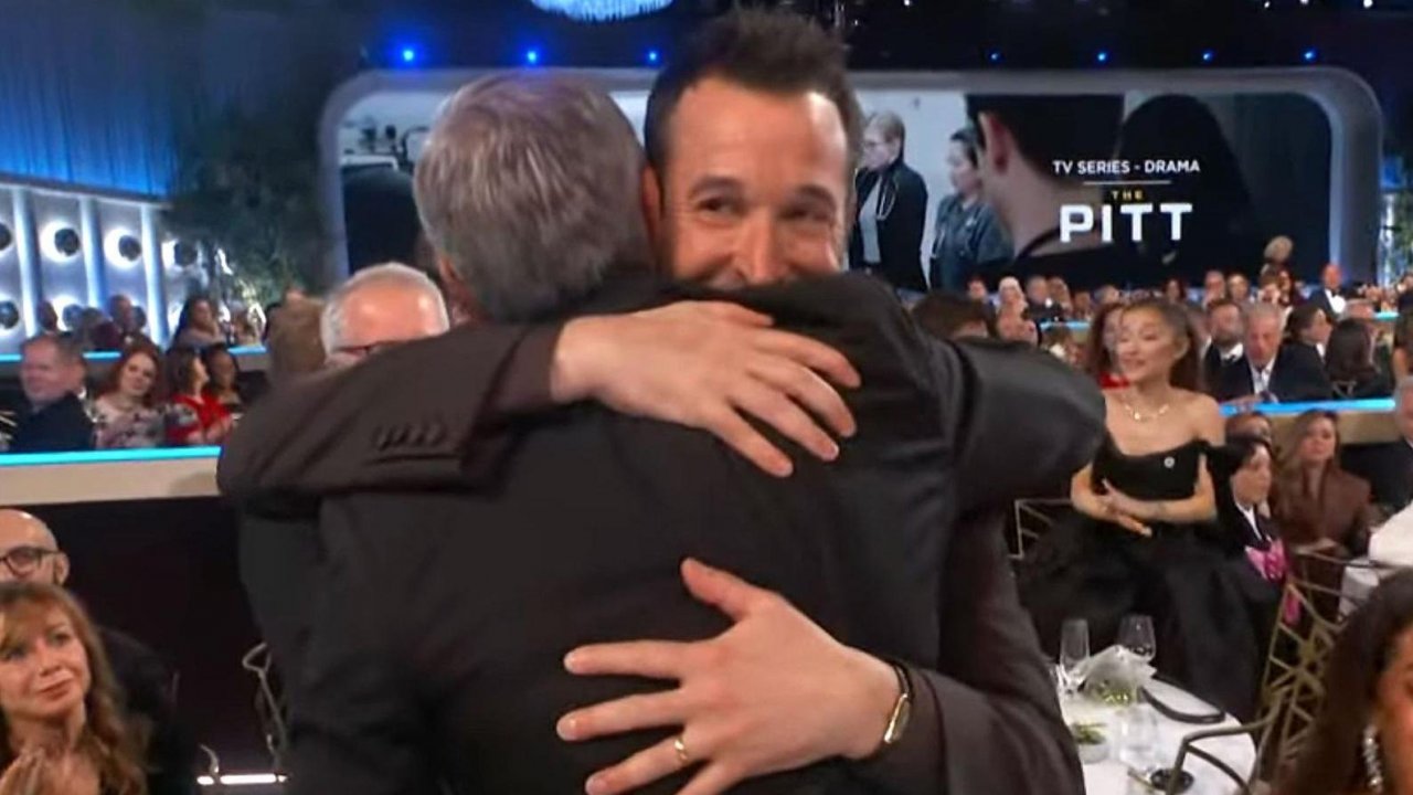 Noah Wyle abbraccia George Clooney ai Golden Globes 2026