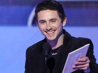 Timothée Chalamet vince il primo Golden Globe per Marty Supreme e ringrazia la compagna Kylie Jenner