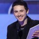 Timothée Chalamet vince il primo Golden Globe per Marty Supreme e ringrazia la compagna Kylie Jenner