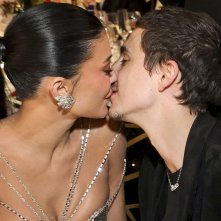 Marty Supreme: Timothée Chalamet baacia la compagna Kylie Jenner ai Golden Globes 2026