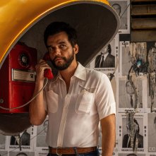 L'Agente Segreto: Wagner Moura a un telefono pubblico