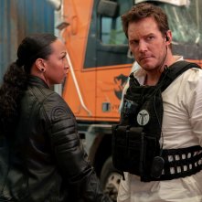Mercy: Sotto Accusa - Chris Pratt e Kali Reis in una sequenza
