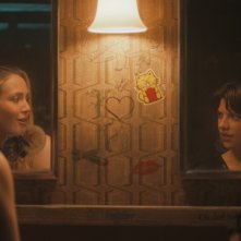 Tell Me Lies. Bree e Amanda si confrontano in bagno