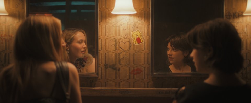 Tell Me Lies Cat Missal Iris Apatow Scena Specchio Terza Stagione Serie Tv Disney Plus