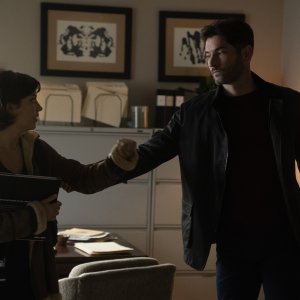 Cat Missal e Tom Ellis in una scena di Tell Me Lies 3