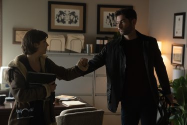 Tell Me Lies Cat Missal Tom Ellis Scena Terza Stagione Serie Tv Disney Plus