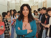 A testa alta, recensione: quando il coraggio di una donna non basta a salvare una fiction