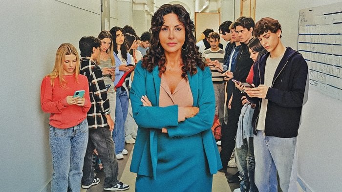 A testa alta, recensione: quando il coraggio di una donna non basta a salvare una fiction