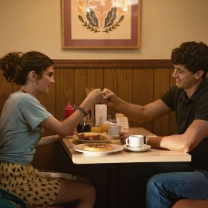 People We Meet on Vacation - Un amore in vacanza: Tom Blyth e Emily Bader in un'immagine