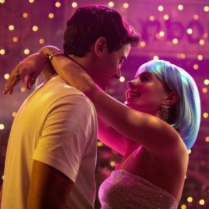 People We Meet on Vacation - Un amore in vacanza: Tom Blyth e Emily Bader in una foto