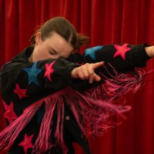 Sunny Dancer: Bella Ramsey danza in una scena