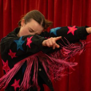 Sunny Dancer: Bella Ramsey danza in una scena