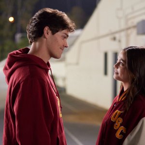 Noah Beck e Siena Agudong in The Bad Boy and Me