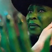 Wicked: Glinda consola Elphaba in un'emozionante sequenza della Parte 1