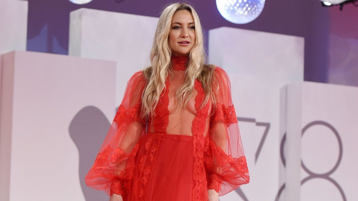 valentino gli abiti pi249 iconici dello stilista visti sui red carpet da Movieplayer.it valentino gli abiti pi249 iconici dello stilista visti sui red carpet