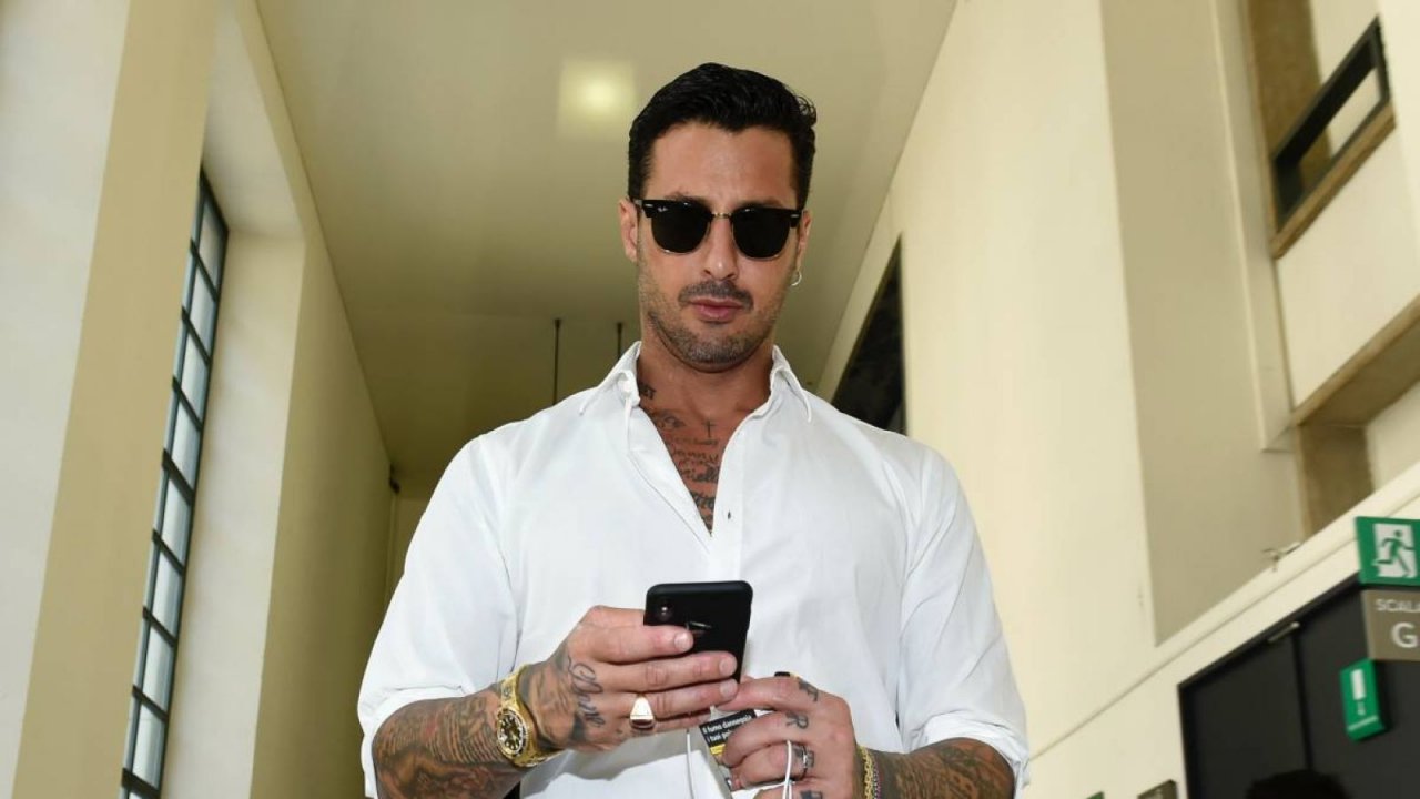 Fabrizio Corona: Mediaset lo denuncia e chiede il blocco dei social e del cellulare
