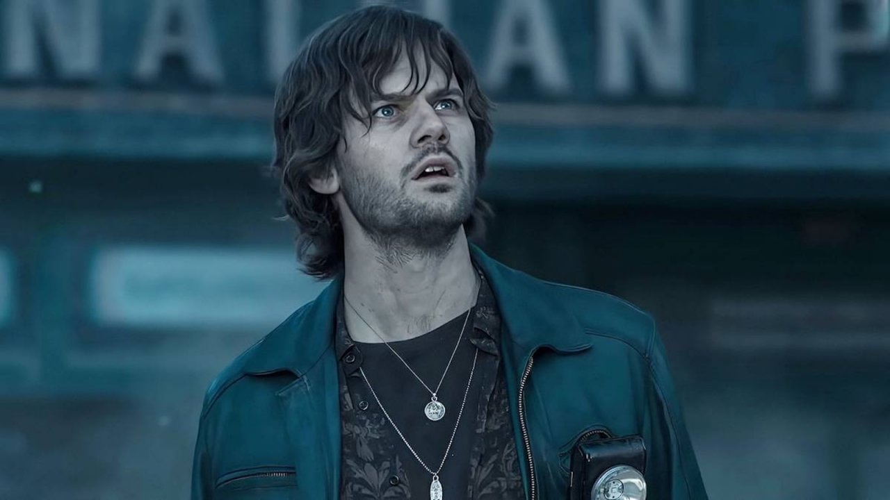 Return to Silent Hill, Jeremy Irvine in una scena