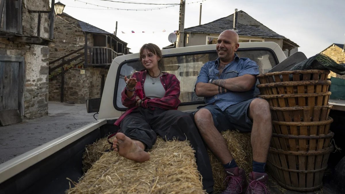 Checco Zalone riceve i ringraziamenti di Pier Silvio Berlusconi per il successo di Buen Camino