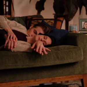 Carousel: Chris Pine e Jenny Slate in una scena romantica
