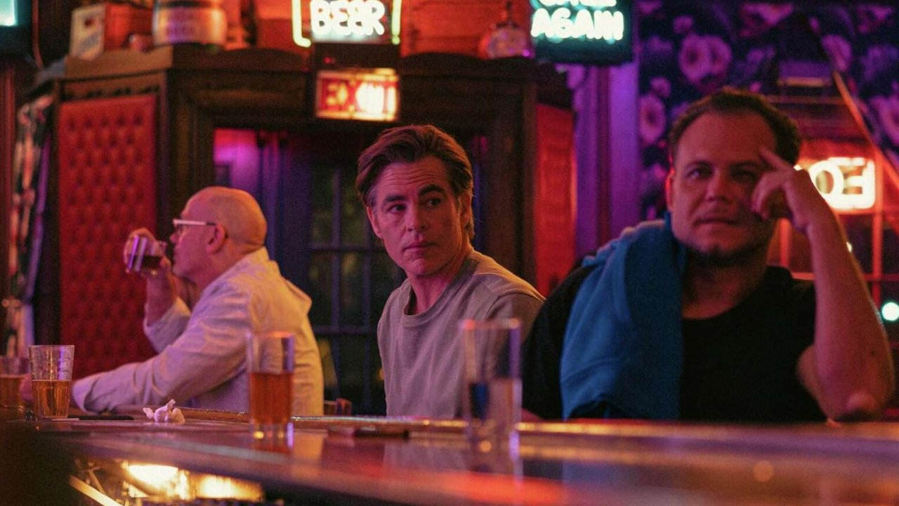 Chris Pine al bar in una scena di Carousel