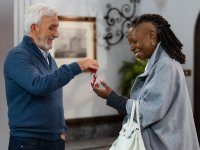 Un Posto al Sole, anticipazioni 27 gennaio: Raffaele aiuta Eleonor Price a stabilirsi a Palazzo Palladini