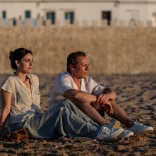 Le cose non dette: Stefano Accorsi con Miriam Leone sulla spiaggia