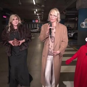 Maria De Filippi, Tina Cipollari e Giovannino inviati speciali di Striscia la notizia