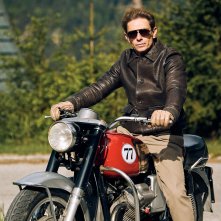 Rosso volante: Giorgio Pasotti in moto