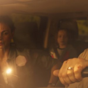 Greenland 2 - Migration: Gerard Butler, Morena Baccarin in auto