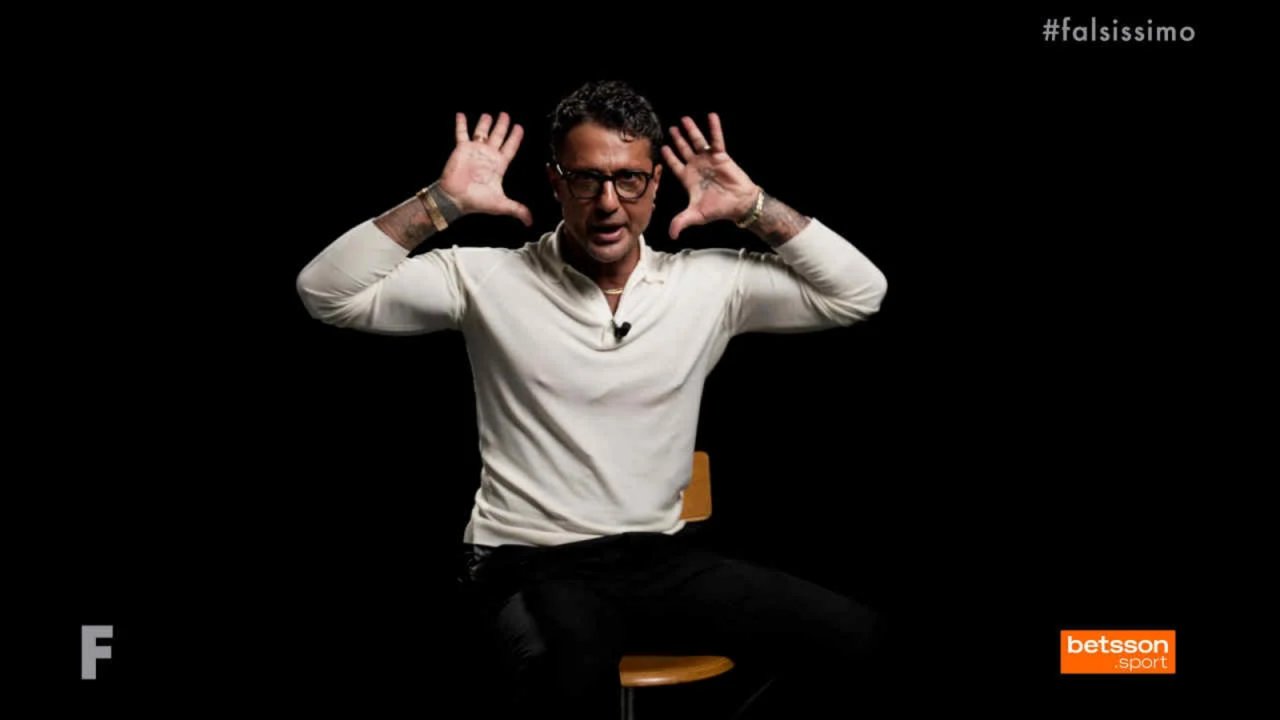 Fabrizio Corona durante l'ultimo episodio di Falsissimo