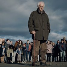 Under Salt Marsh. Jonathan Pryce guida la comunità di Morfa Halen