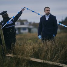 Under Salt Marsh. Rafe Spall in una scena