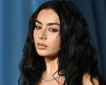Charli XCX frena su 007: 'Non credo di essere fatta per una canzone di James Bond'