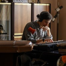 Franco Battiato. Il lungo viaggio: Dario Aita interpreta un giovane Franco Battiato, qui nella sua casa milanese