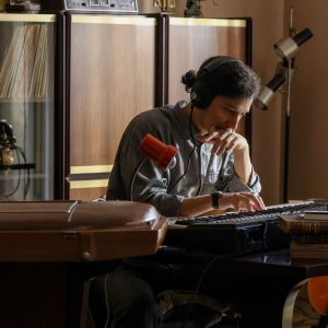 Franco Battiato. Il lungo viaggio: Dario Aita interpreta un giovane Franco Battiato, qui nella sua casa milanese