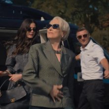 Il Diavolo Veste Prada 2: Meryl Streep e Anne Hathaway scendono da un elicottero