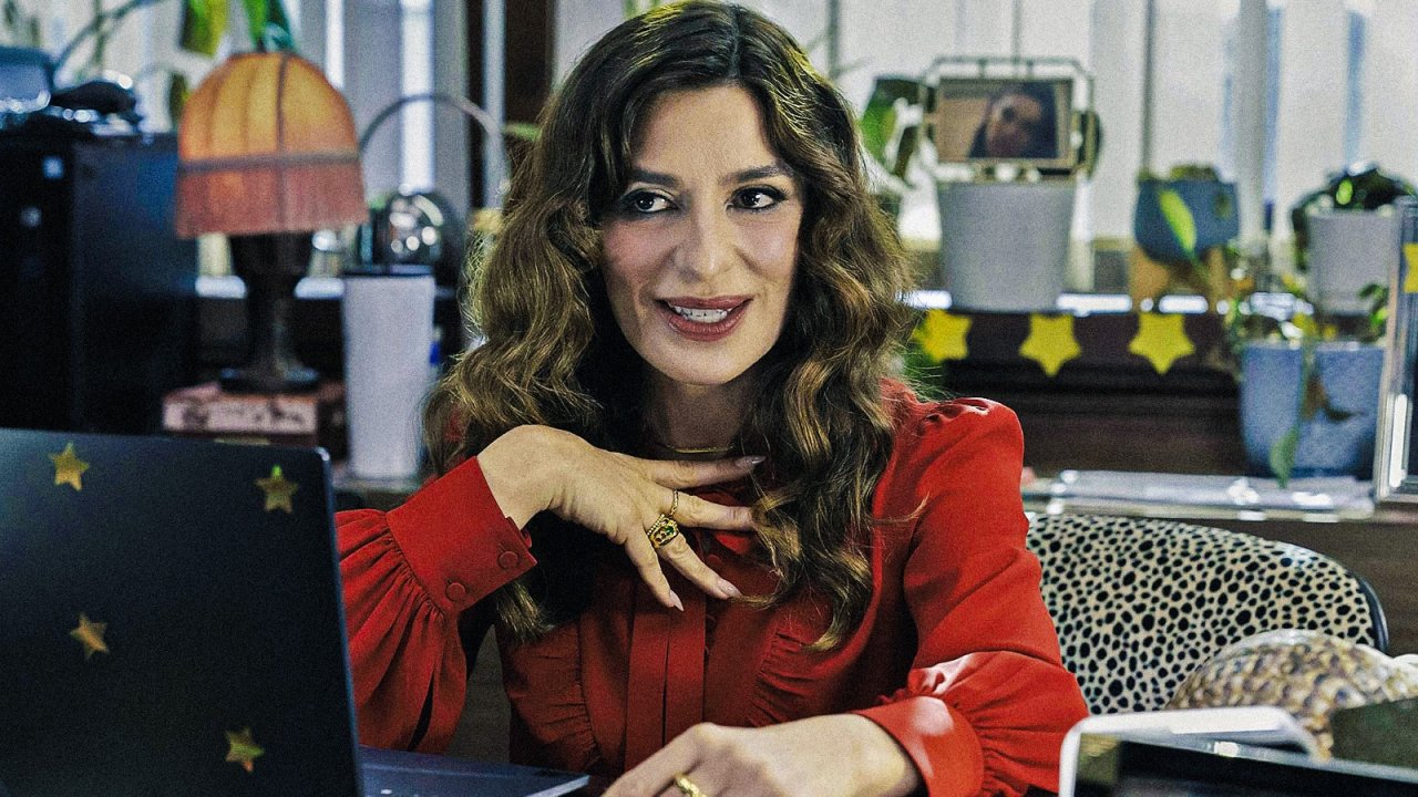 Sabrina Impacciatore come Esmeralda Grand in The Paper