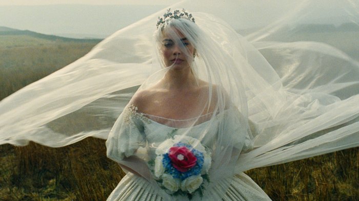'Sbagliato tagliare le ascelle pelose di Margot Robbie': il rimpianto della regista di Cime Tempestose
